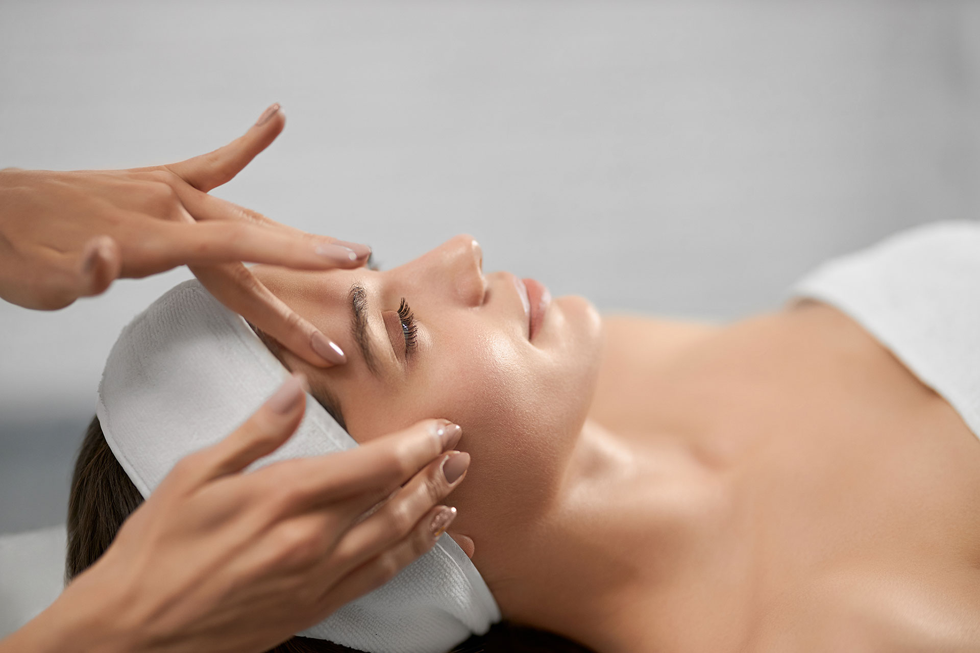 estetica-guadalajara-mujer-tratamiento-facial-camilla